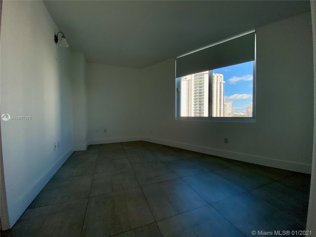 5401 Collins Ave - Photo 8