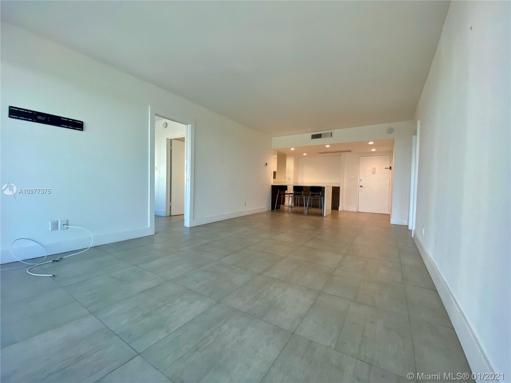 5401 Collins Ave - Photo 4