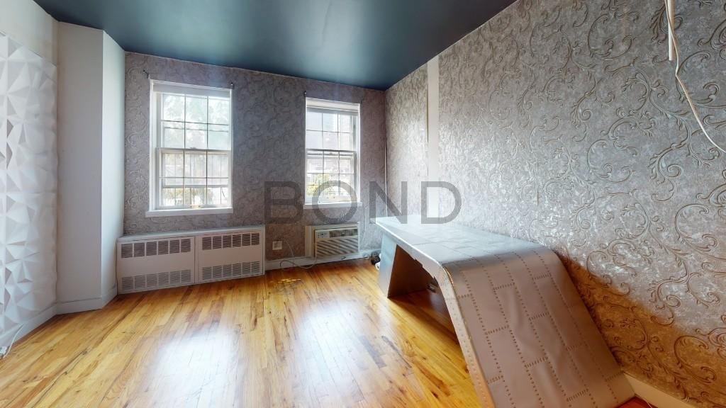 402 E 83rd - Photo 1