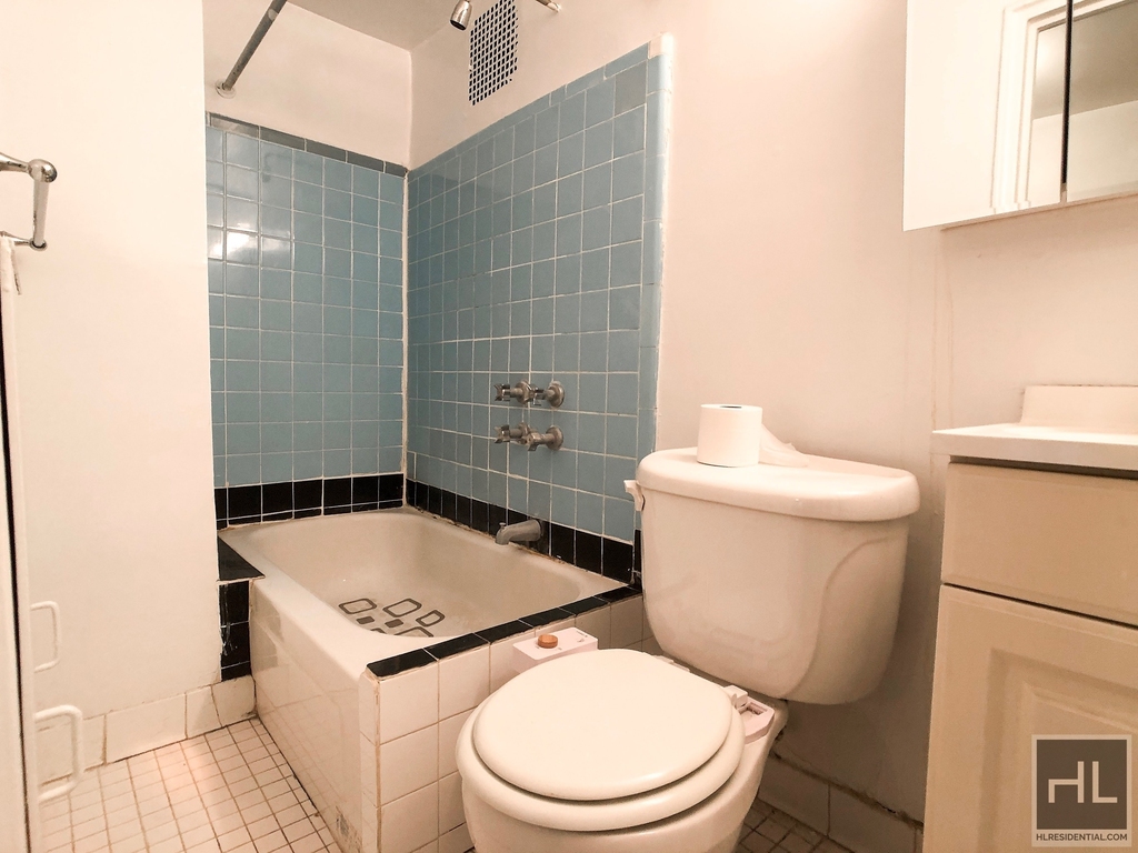 424 East 11 Street - Photo 2