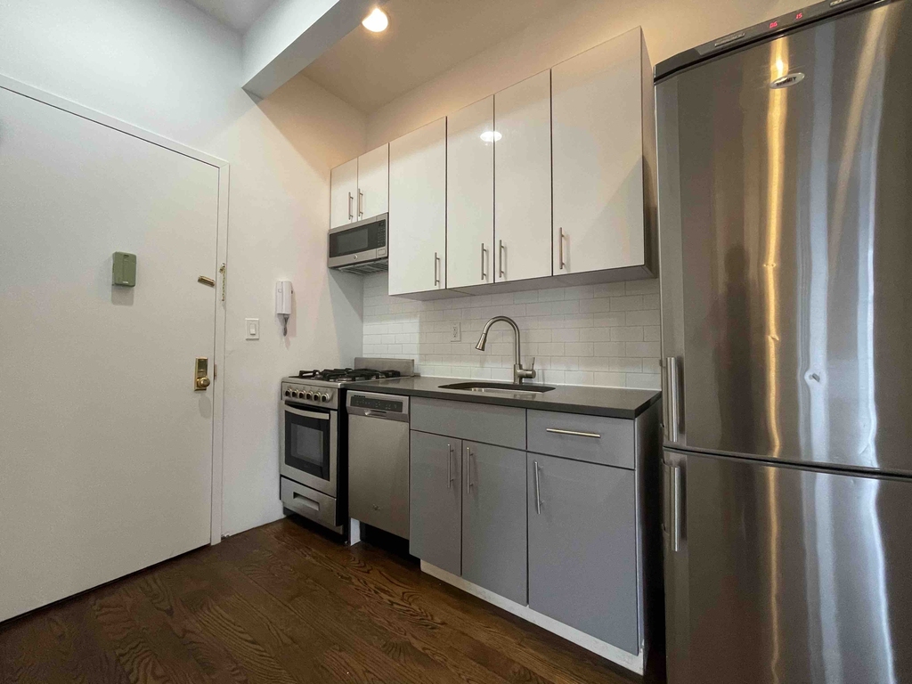 Modern 2BD with Rooftop on Green Ave in Bedstuy - Photo 10