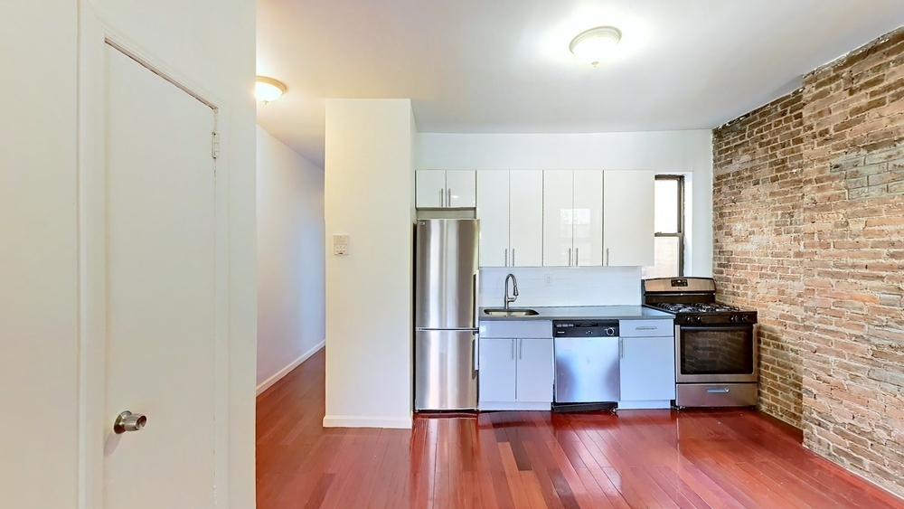 Spacious 1BD in the heart of Crown Heights! - Photo 1