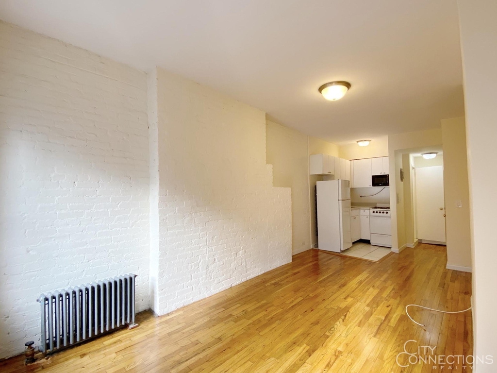 325 E 54th St - Photo 2