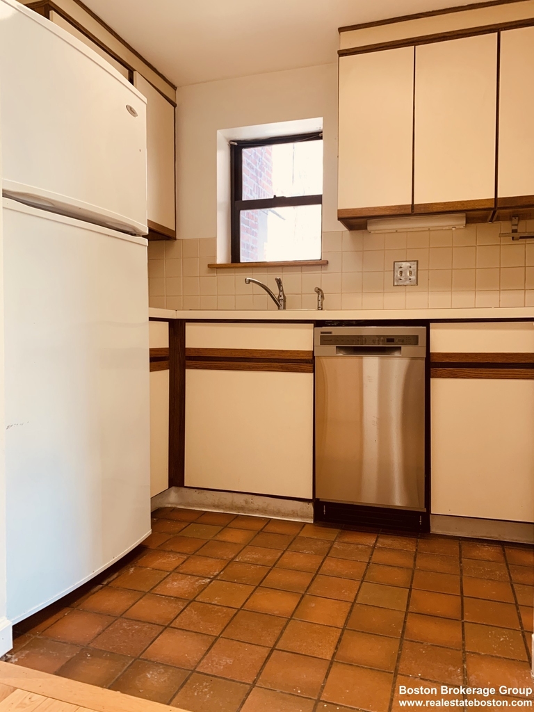 105 Gainsborough St. - Photo 5