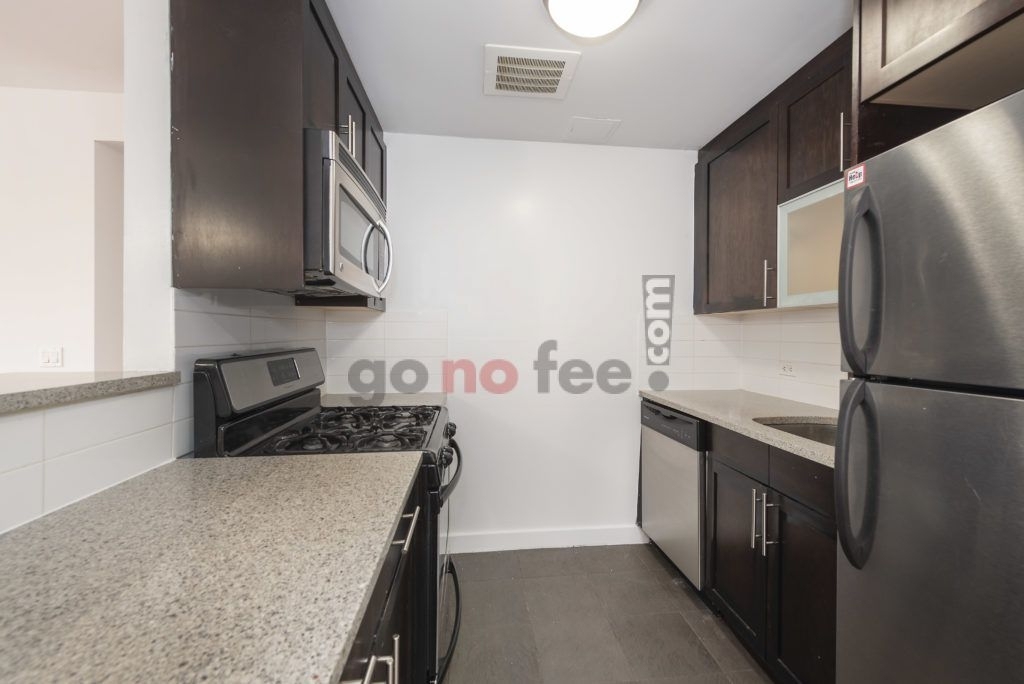 454 Manhattan Avenue - Photo 2