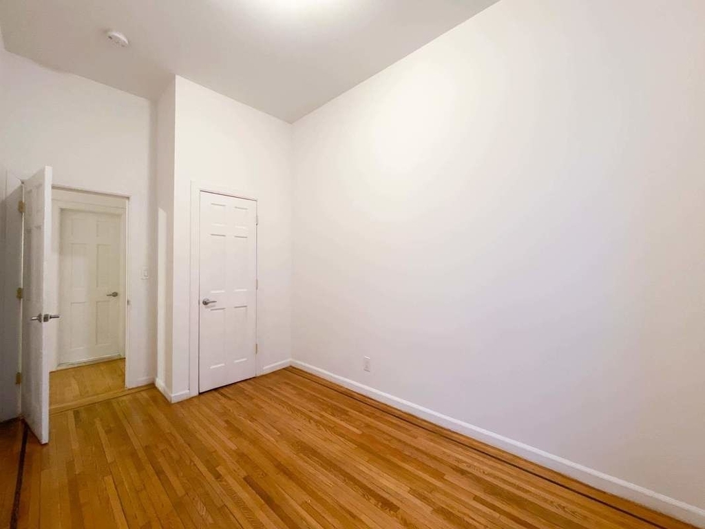 210 East 10th Street - Photo 9