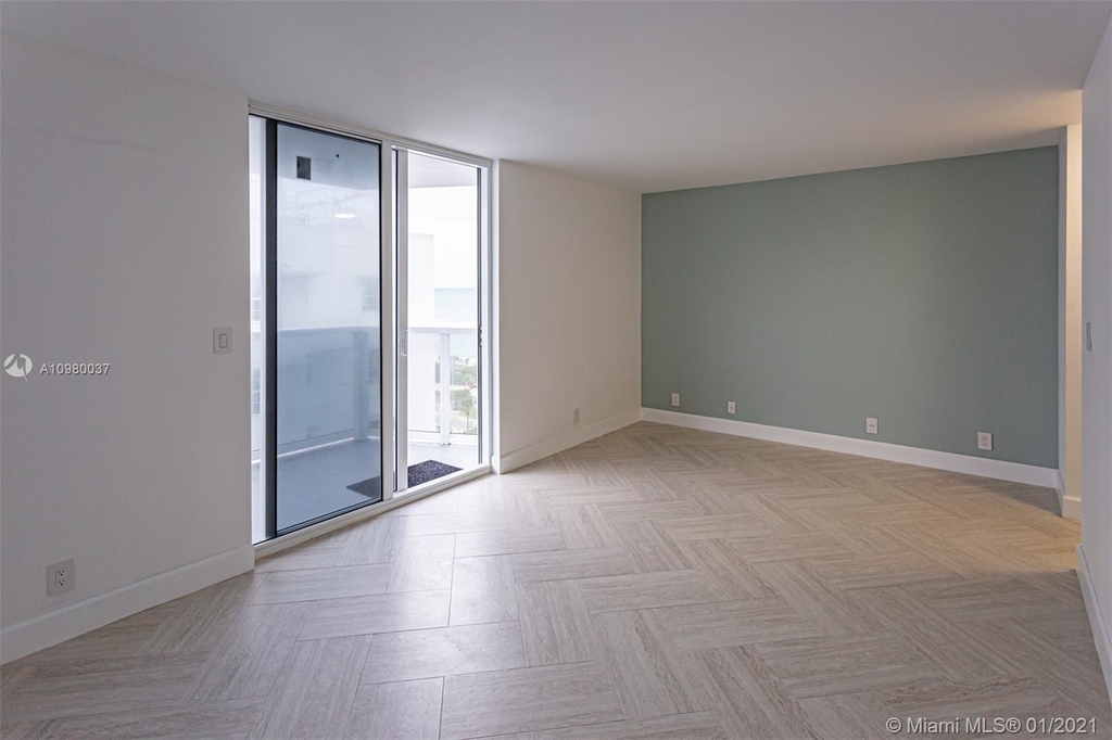 2401 Collins Ave - Photo 13