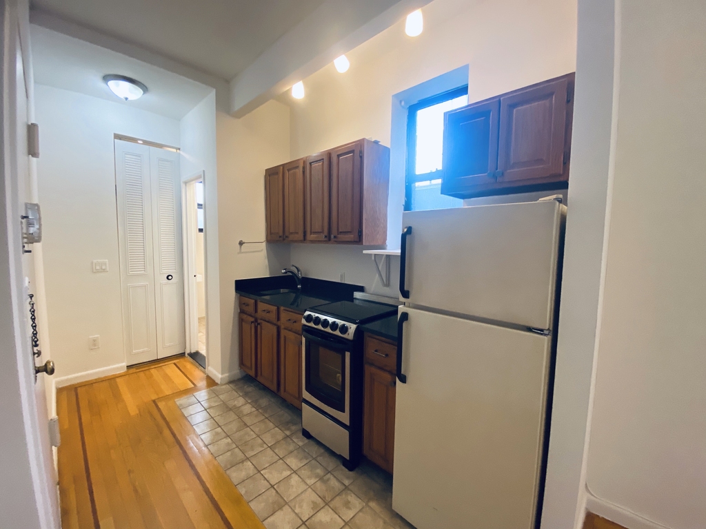 246 West 22 - Photo 2