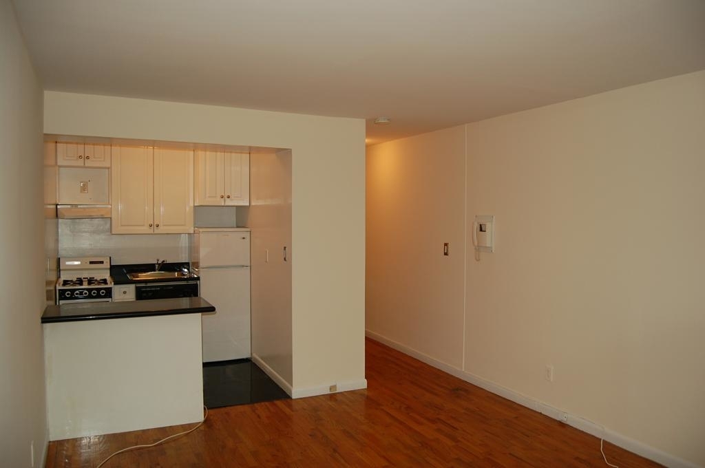 1661 York Avenue - Photo 2