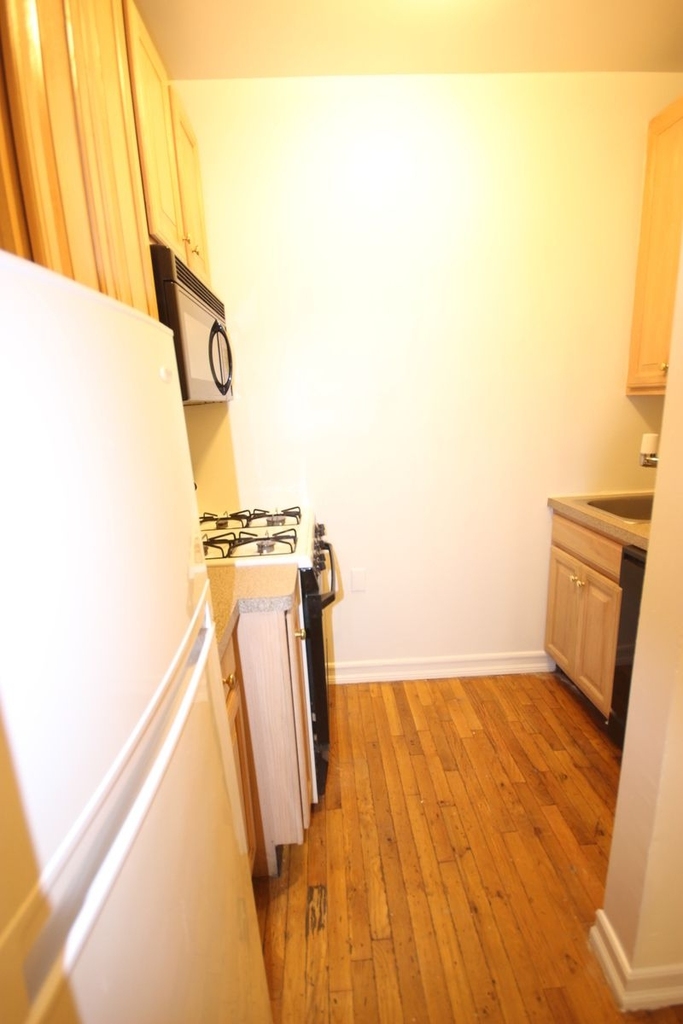 786 Amsterdam Avenue - Photo 2