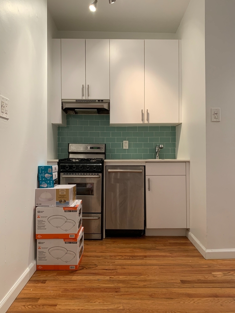 240 West 15th Street - Photo 6