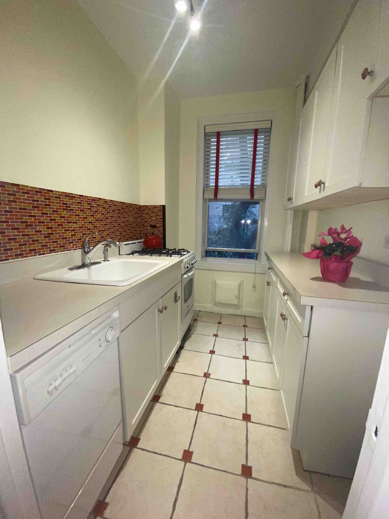 425 East 51st Street - Photo 5