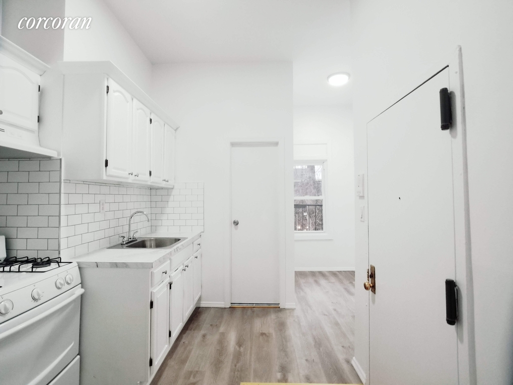 1011 Manhattan Avenue - Photo 2