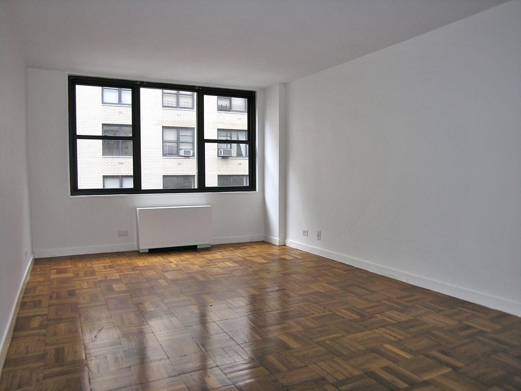 333 East 49th Street ZIP 10022 - Photo 1