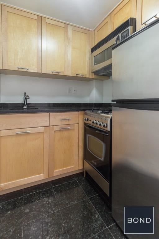 236 East 36th Street - Photo 4