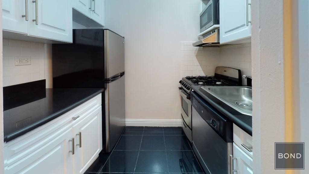 305 West 13th Street - Photo 0