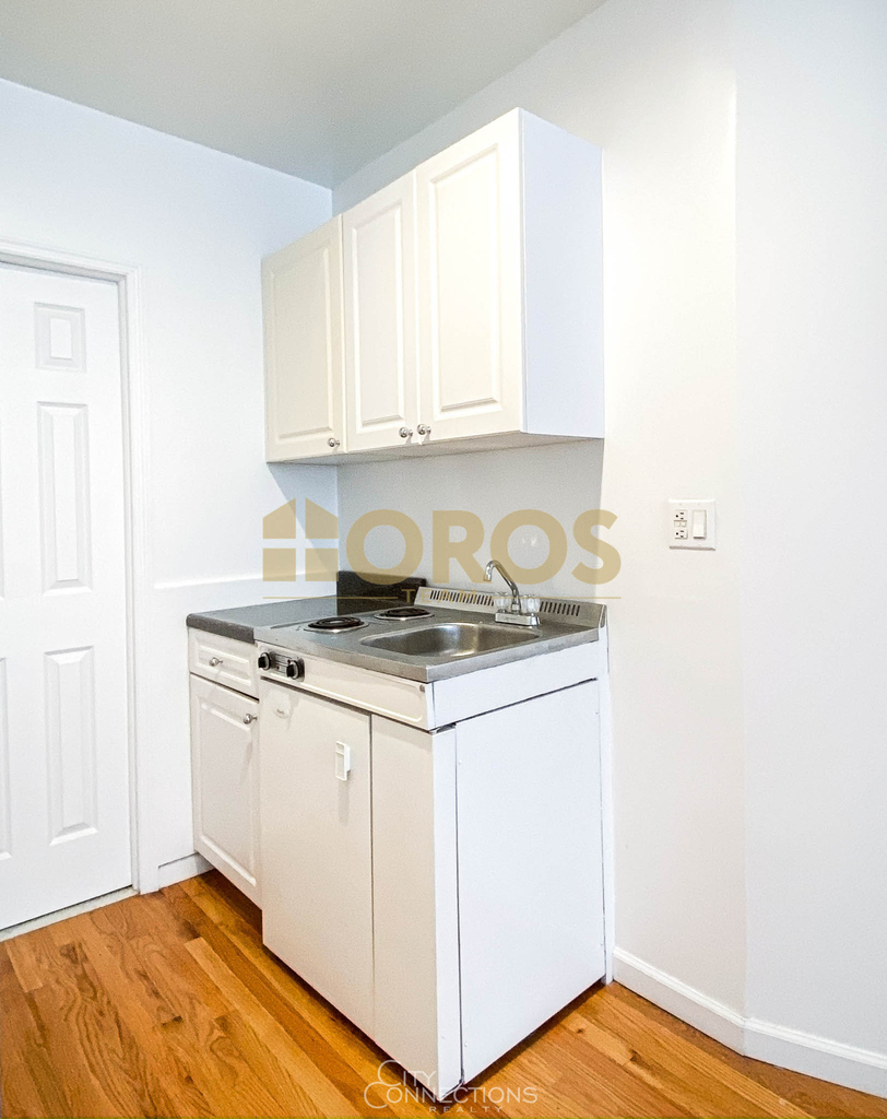 236 E 7th St - Photo 2