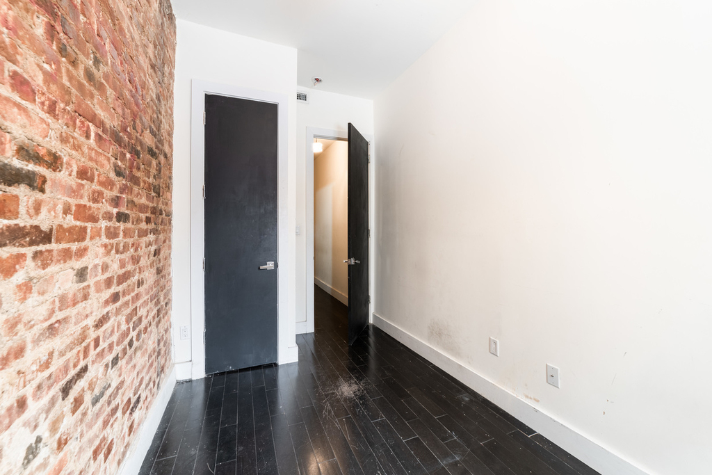 1066 Putnam Avenue - Photo 3