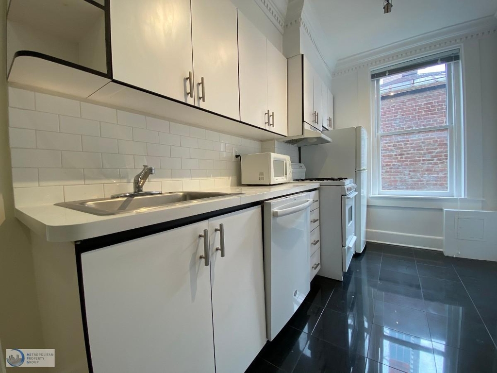 326 East 58th Street - Photo 8