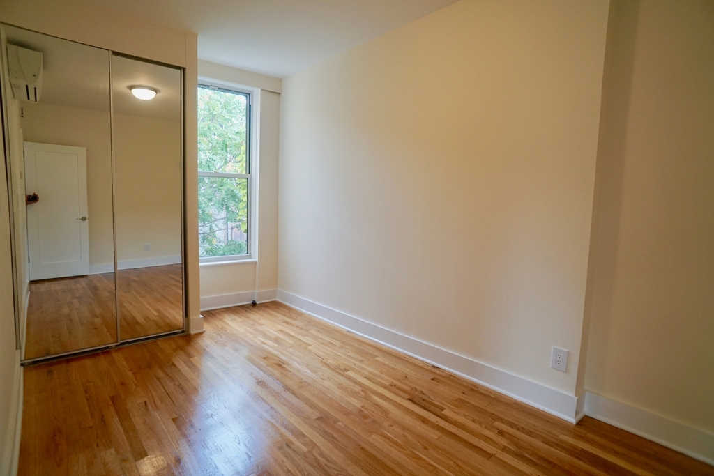 955 Seneca Avenue - Photo 5