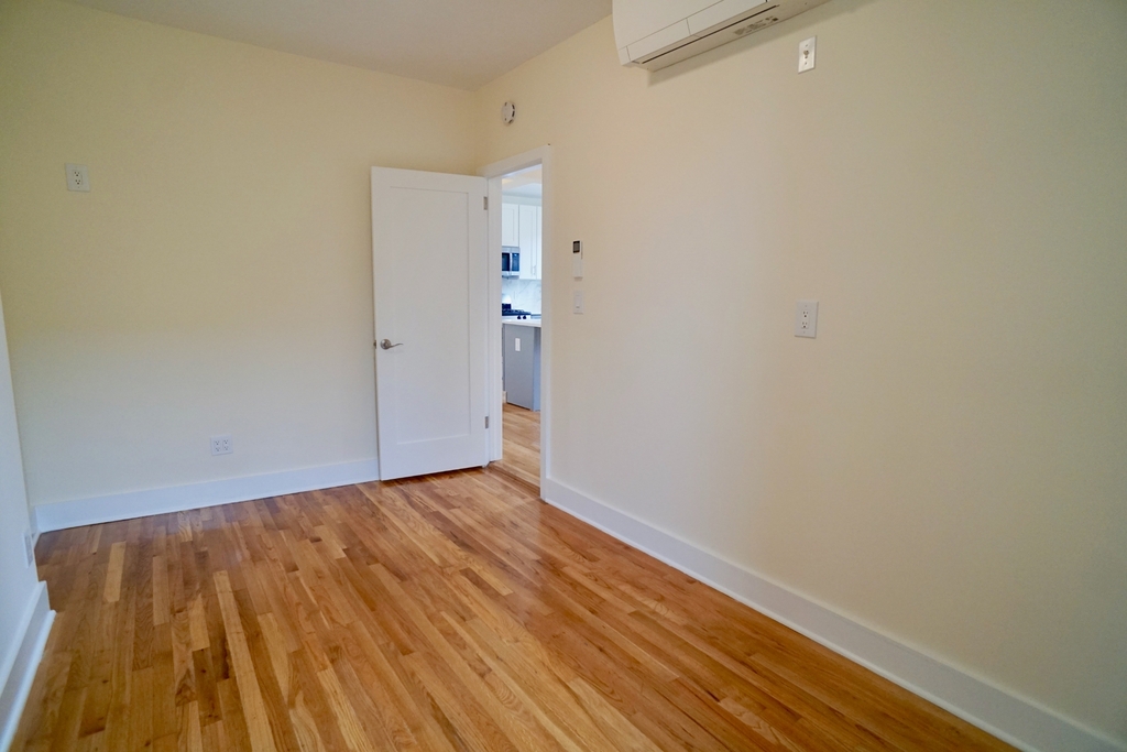 955 Seneca Avenue - Photo 4