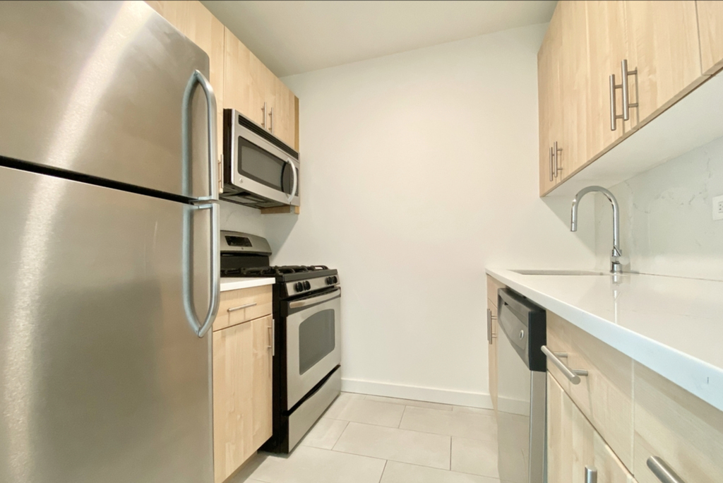 520 West 43rd Street - Photo 6