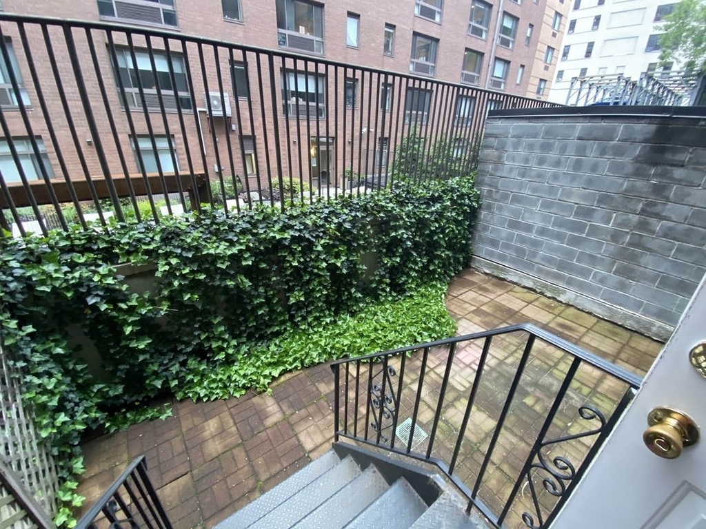 316 West 51st Street - Photo 9