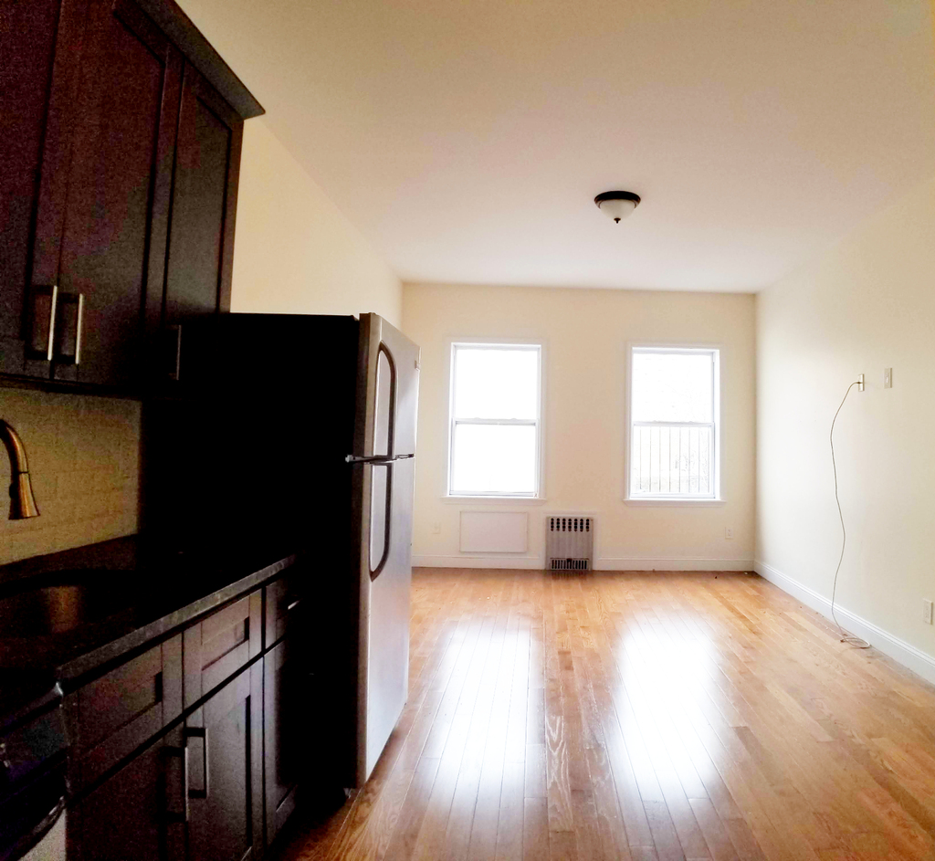 74 Graham Avenue - Photo 1