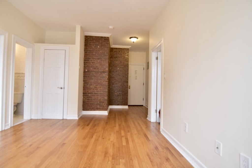 382 Wadsworth Ave - Photo 2