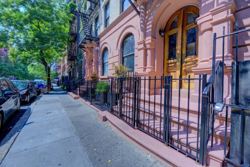 411 W 48th Street - Photo 8