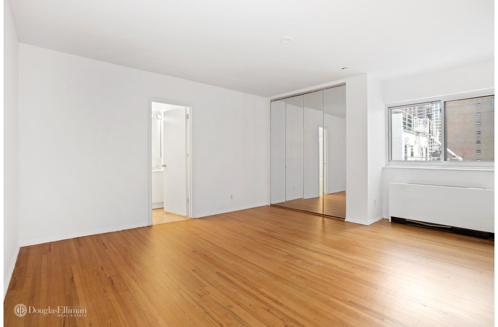 205 East 22nd St - Photo 4