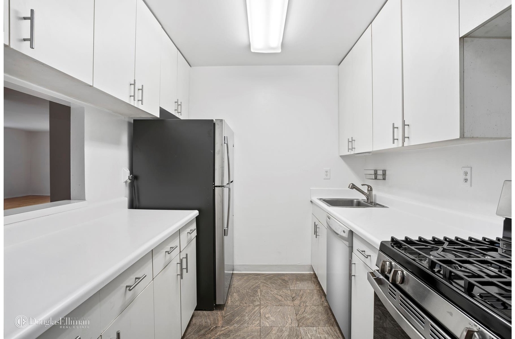 205 East 22nd St - Photo 2