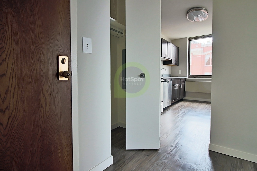 320 West Illinois St. - Photo 2