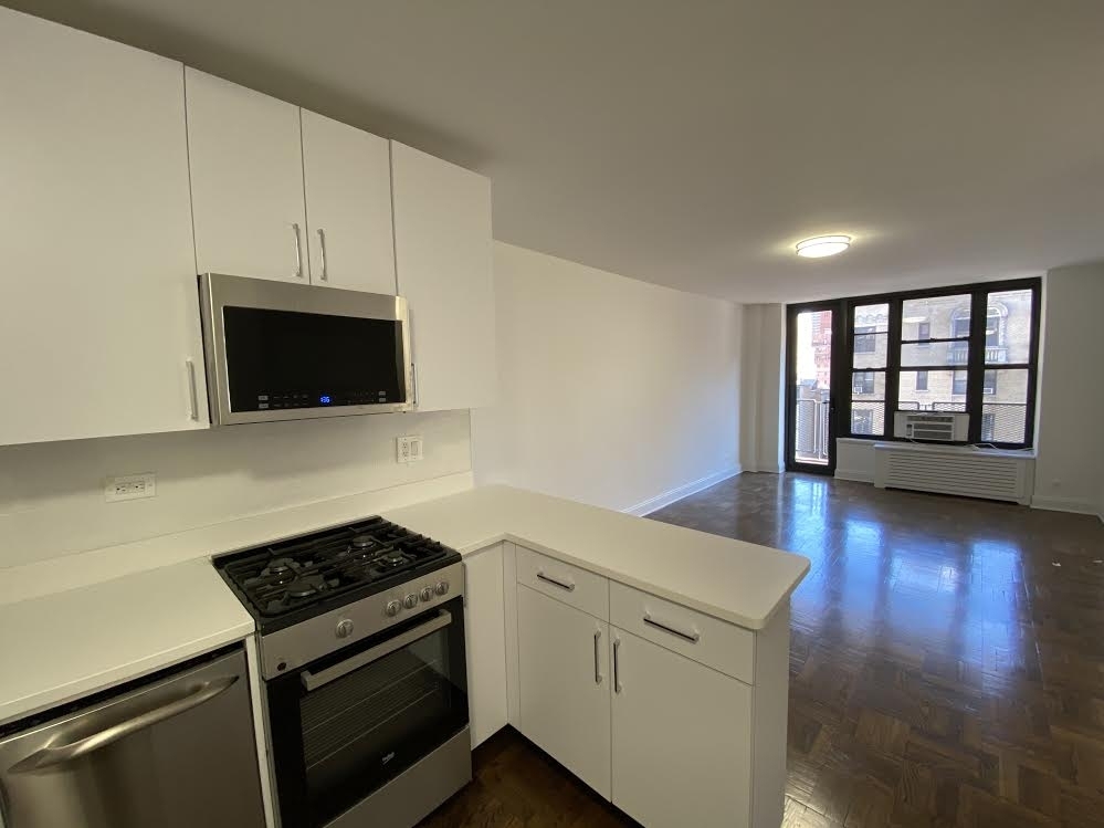 165 East 35th Street - Photo 1