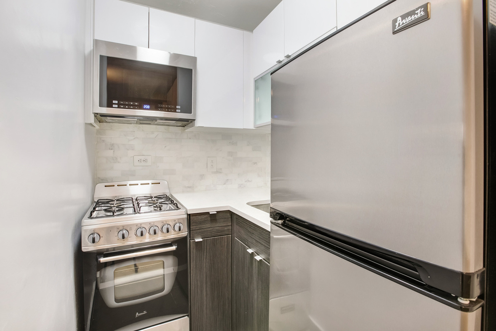 315 E 21st - Photo 2