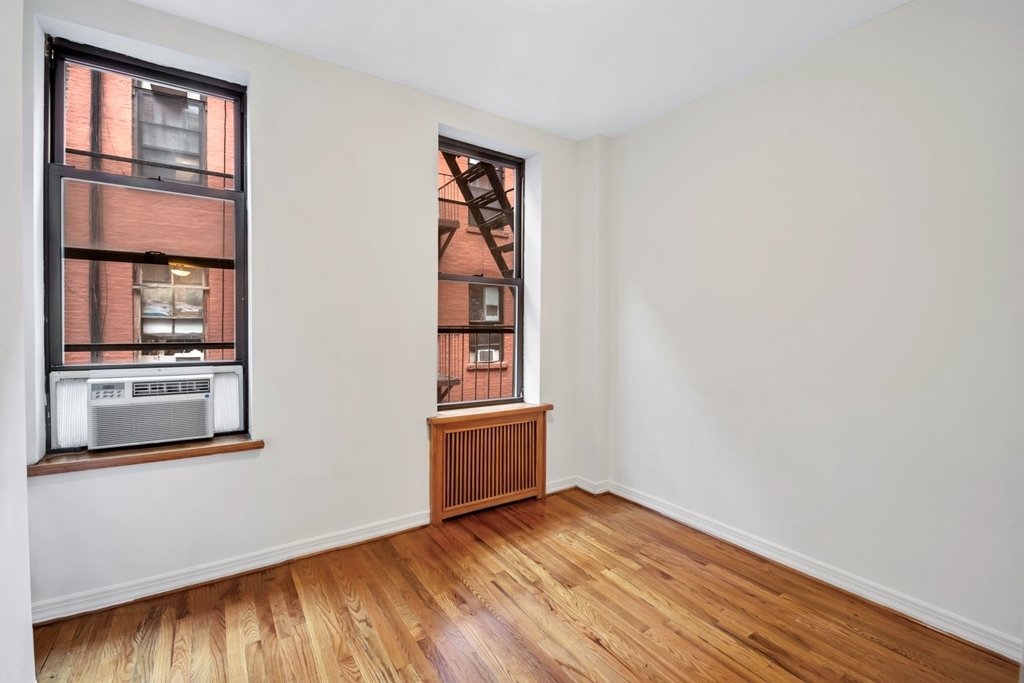 358 West 45th Street - Photo 4