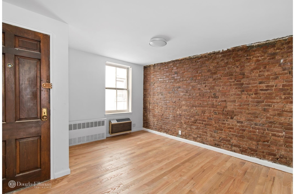 205 West 22nd St - Photo 2