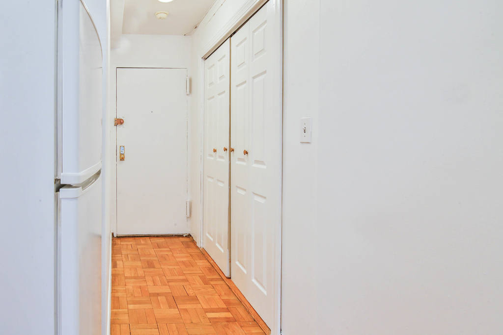 321 East 48th Street - Photo 3