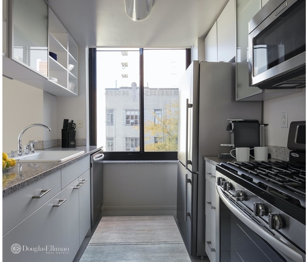 180 West 20th St - Photo 1