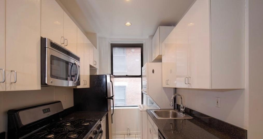 200 W 58th St - Photo 2