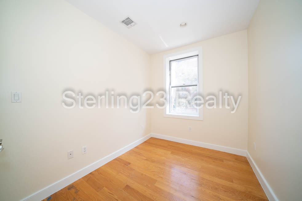 26-20 Hoyt Avenue South - Photo 4