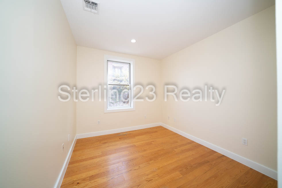 26-20 Hoyt Avenue South - Photo 5