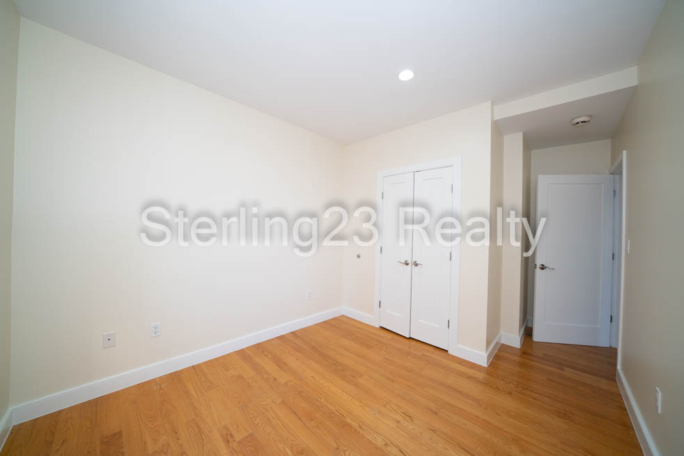 26-20 Hoyt Avenue South - Photo 6