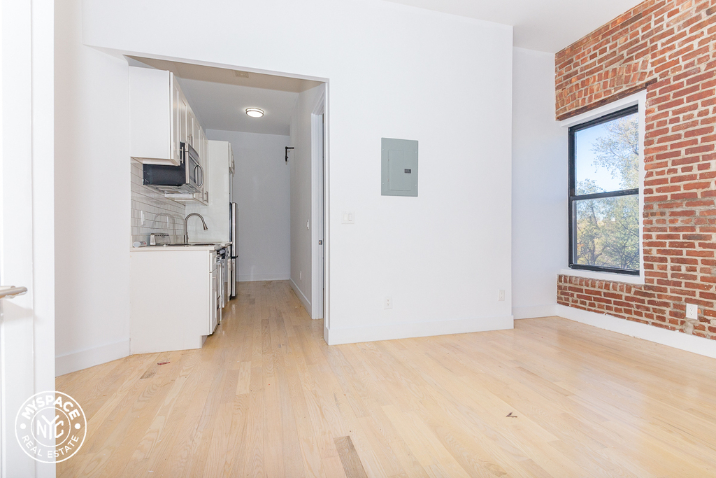 1040 Park Place - Photo 2