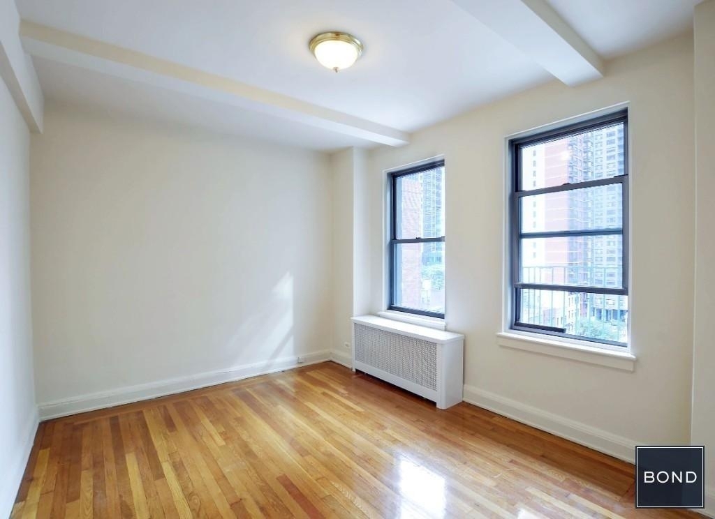 301 East 38th Street - Photo 3