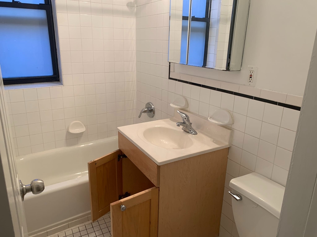 241 East 38th Street - Photo 3