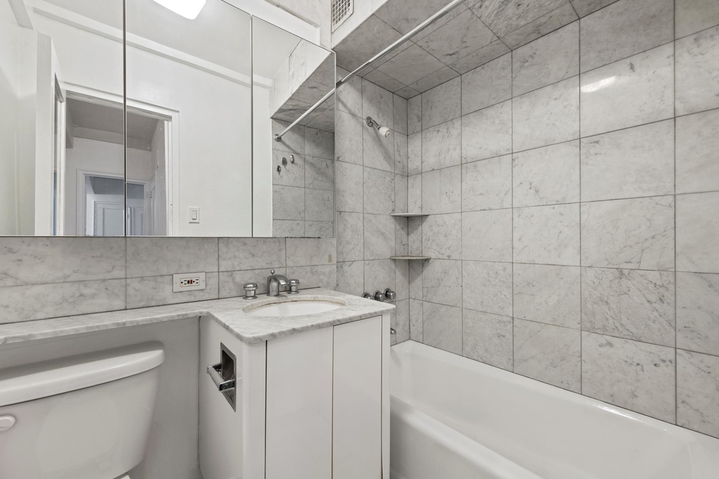 333 W 57th St - Photo 3