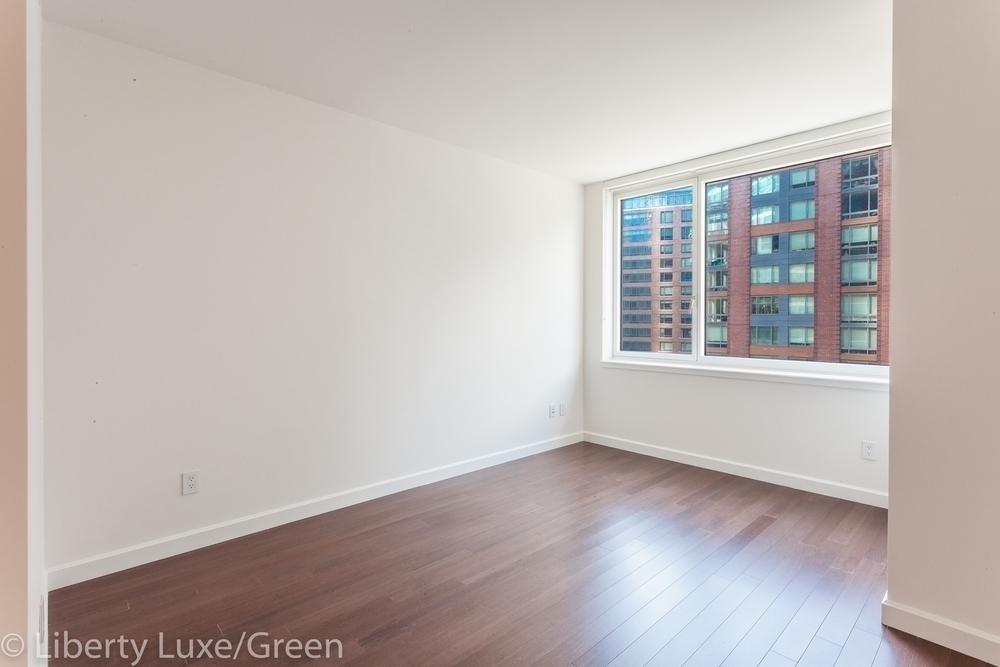 300 North End Avenue - Photo 2