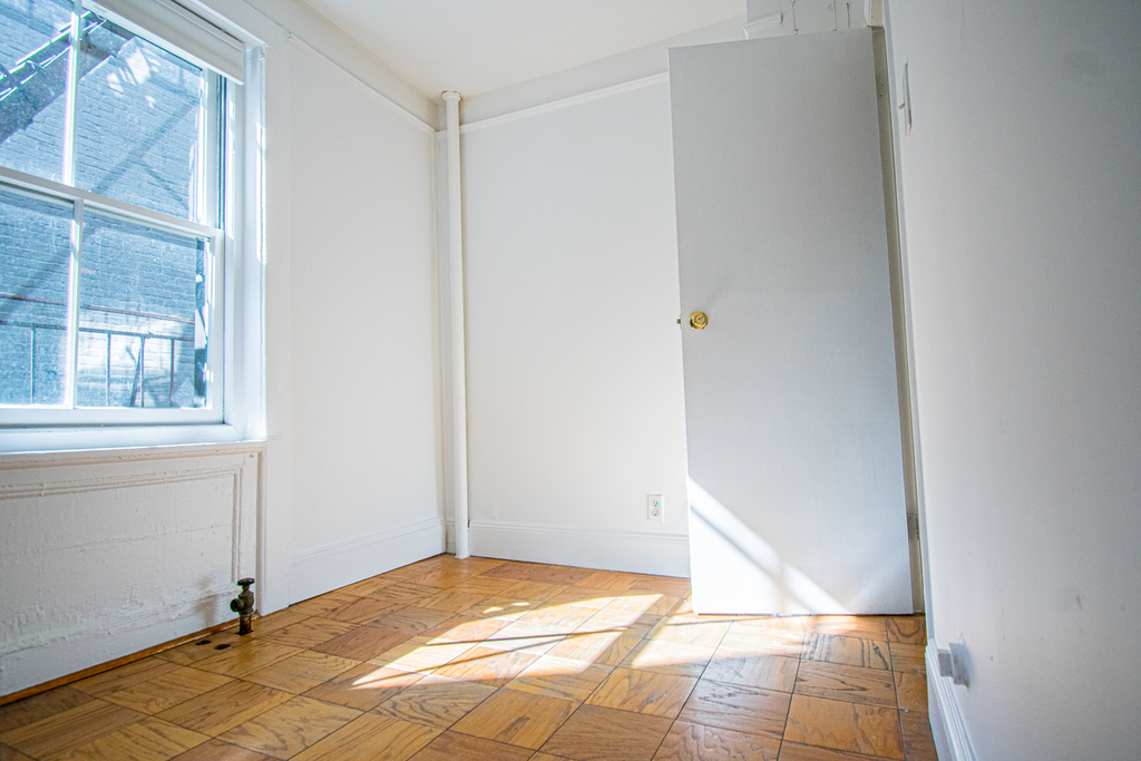 306 West 13th Street - Photo 2