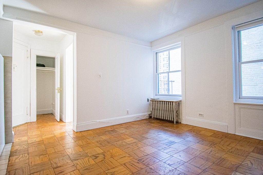 306 West 13th Street - Photo 0